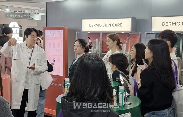 전시장에 마련된 한 뷰티기업 부스에서 방문객들이 제품에 대한 직원 설명을 듣고 있다./사진=서영길 기자&nbsp;