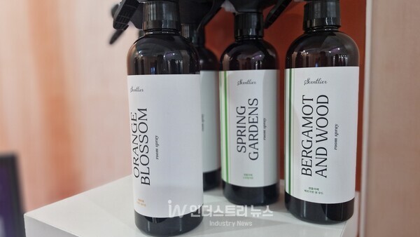 센트온은 자사 향수 브랜드 센틀리에의 대표 향 ‘오렌지 블라썸’을 사용해 전시장 곳곳의 향을 책임지는 중요한 역할을 맡고 있었다./사진=서영길 기자