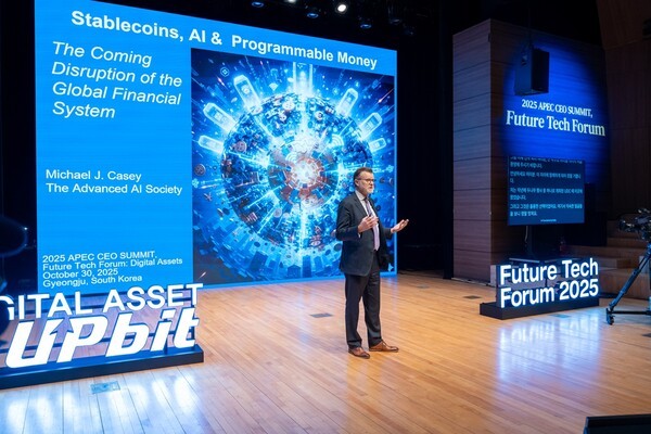 30일 경주예술의전당 원화홀에서 열린 ‘퓨처테크포럼 디지털자산’에서 마이클 케이시 MIT 미디어랩 디지털 화폐 이니셔티브 수석 고문이 기조연설을 하고 있다./ 사진=두나무