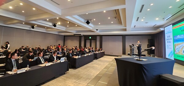 제주-서울 해저터널 컨퍼런스에서 송창권 의원이 인사말을 하고 있다./사진=제주세계미래발전포럼