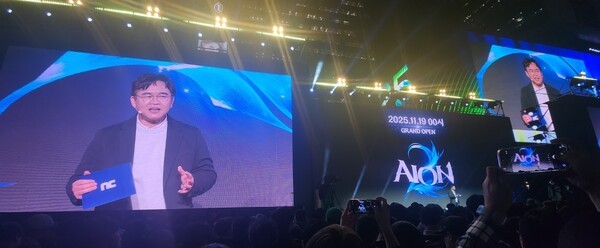 31일 서울 코엑스 광장에서 열린 지포스 게이머 페스티벌 무대에 오른 백승운 엔씨소프트 전무가 아이온2를 소개하고 있다./사진=문기수 기자