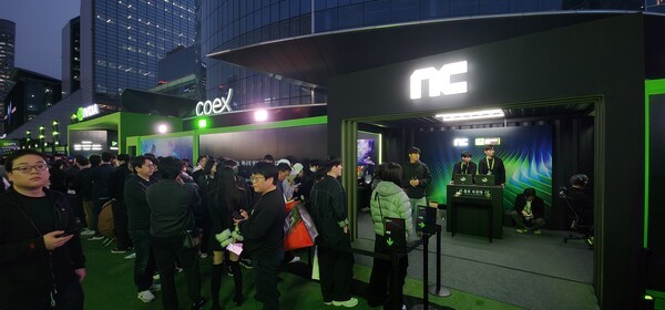 31일 서울 코엑스 광장에서 열린 지포스 게이머 페스티벌에 꾸려진 엔씨소프트 신작 체험부스. 관람객들이 온도가 떨어져가는 저녁 8시 이후에도 신작체험을 위해 줄을 서고 있다./사진=문기수 기자