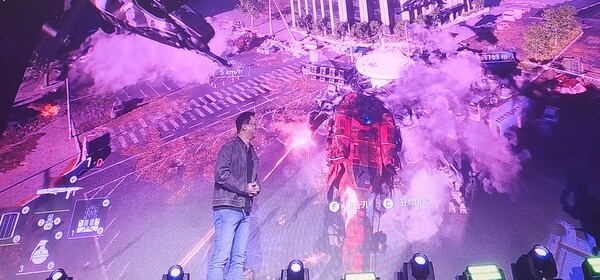 31일 지포스 게이밍 페스티벌 축하무대에 오른 배재현 빅파이어 게임즈 대표가 신작 신더시티를 관객들에게 소개하고 있다./사진=문기수 기자