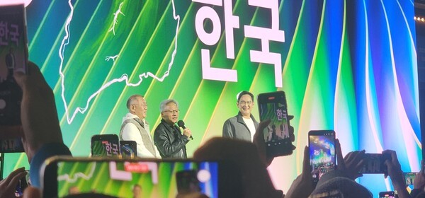 30일 서울 코엑스 광장에서 개최된 지포스 게이머 페스티벌 무대에 (왼쪽부터) 정의선 현대차그룹 회장, 젠슨 황 엔비디아 CEO, 이재용 삼성전자 회장이 함께 하고 있다./사진=문기수 기자
