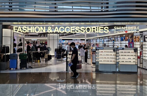 인천공항에 입점해 있는 신세계면세점 앞을 한 여행객이 지나치고 있다./사진=서영길 기자