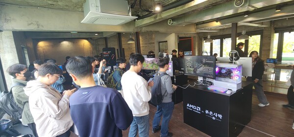 30일 AMD-펄어비스 팝업스토 2층에서 관람객들이 붉은사막 체험빌드를 즐기고 있다./사진=문기수 기자