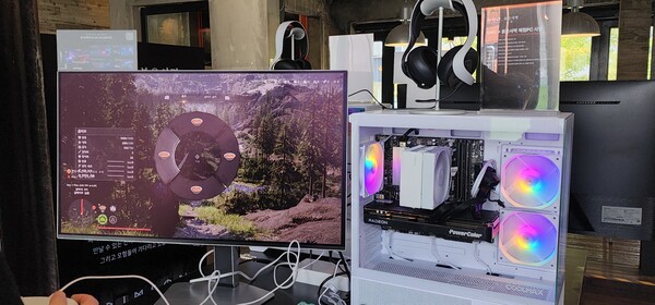 30일 서울 마포구 DRC홍대에서 오픈한 AMD팝업스토어 설치된 붉은사막 시연 PC. 이용자들 체험PC에서 붉은사막이 끊김없이 잘 구동되는 모습을 보며 만족했다는 평을 남기기도 했다./사진=문기수 기자