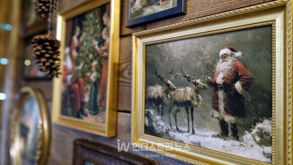 ‘산타의 집' 벽면에 붙어 있는 산타와 루돌프 액자./사진=서영길 기자