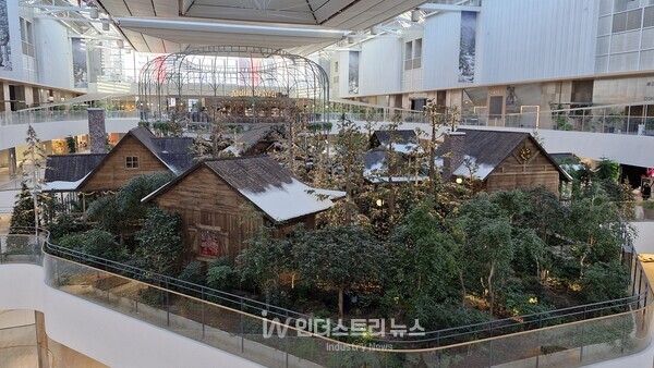 서울 여의도 더현대 서울 5층에 마련된 ‘사운드 포레스트’ 전경. 올해 크리스마스는 '아뜰리에 드 노엘; 메이드 위드 러브-해리의 크리스마스 공방, 사랑을 듬뿍 담아’라는 주제로 펼쳐진다./사진=서영길 기자