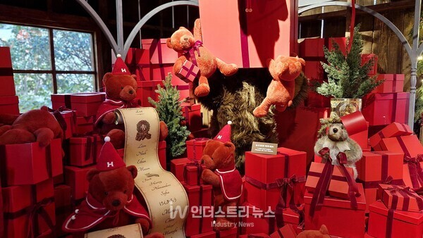 크리스마스의 상징인 빨간색 선물들로 가득찬 선물공방 모습./사진=서영길 기자