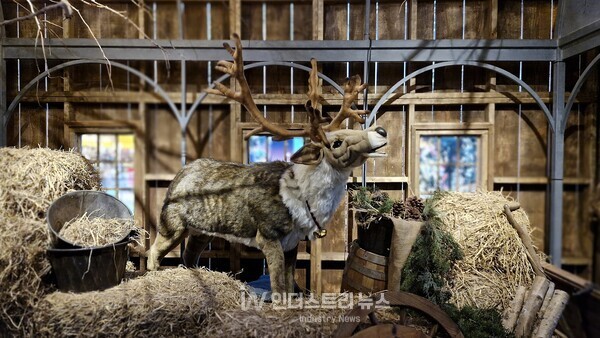 루돌프의 집에 연출된 움직이는 루돌프. 고개와 입이 움직여 얼핏보면 마치 살아있는 순록처럼 느껴졌다./사진=서영길 기자