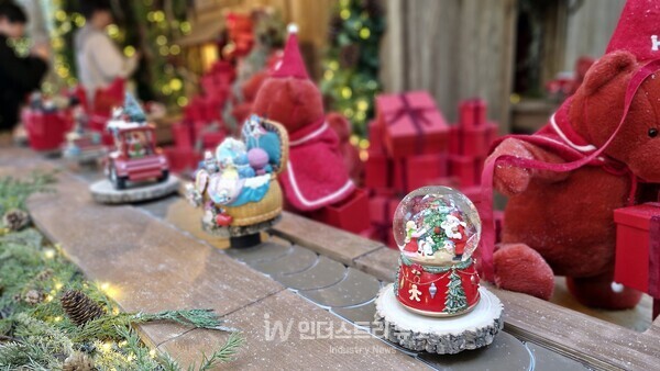 미니어처 기차가 선물을 싣고 오가고 있다./사진=서영길 기자<br>