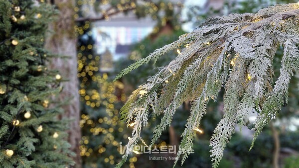 올해 더현대 서울 크리스마스 공방에는 100여 그루의 트리와 8미터 높이의 나무기둥 사이로 숲길이 꾸며져 있다. 마치 한 겨울 소나무잎 위에 눈이 쌓여 있는 모습이다./사진=서영길 기자<br>