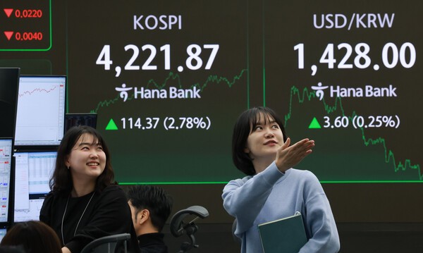 코스피가 4200선을 돌파하며 마감한 3일 서울 중구 하나은행 본점 딜링룸에서 딜러가 업무를 보고 있다. 이날 코스피지수는 전장보다 114.37포인트(2.78%) 오른 4221.87에, 코스닥지수는 14.13포인트(1.57%) 오른 914.55에 장을 마감했다. / 사진 = 연합뉴스&nbsp;<br>