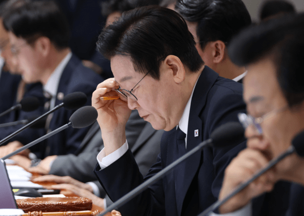 이재명 대통령이 4일 용산 대통령실에서 열린 국무회의에서 자료를 살펴보며 부처별 업무보고를 받고 있다 / 사진= 연합뉴스<br>