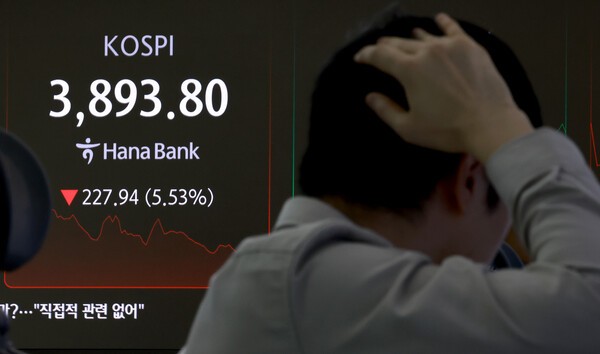 5일 서울 을지로 하나은행 본점 딜링룸 현황판에 코스피가 표시되고 있다. 이날 코스피는 전 거래일보다 66.27포인트(1.61%) 내린 4055.47로 시작해 장중 3900선 아래로 떨어졌다. / 사진 = 연합뉴스&nbsp;<br>