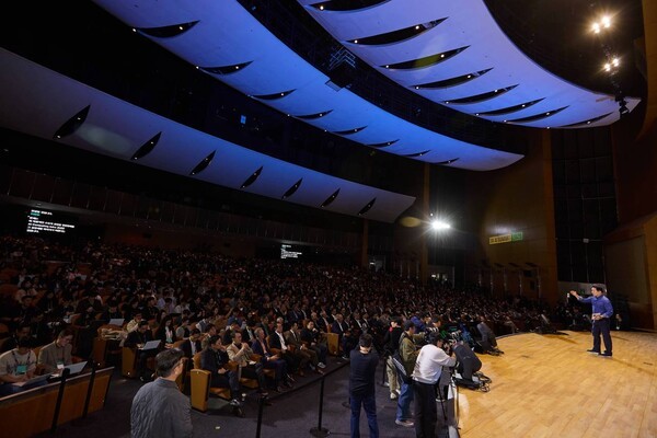 3일 서울 강남구 코엑스에서 열린 ‘SK AI 서밋 2025’에서 청중들이 최태원 회장의 ‘AI Now &amp; Next’를 주제로 한 기조연설을 듣고 있다. /사진=SK그룹