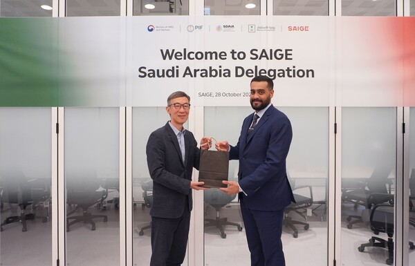 사진왼쪽부터 세이지 박종우 대표, 국부펀드 Abdullah Nasser Alrayes 투자 담당 [사진=세이지]<br>