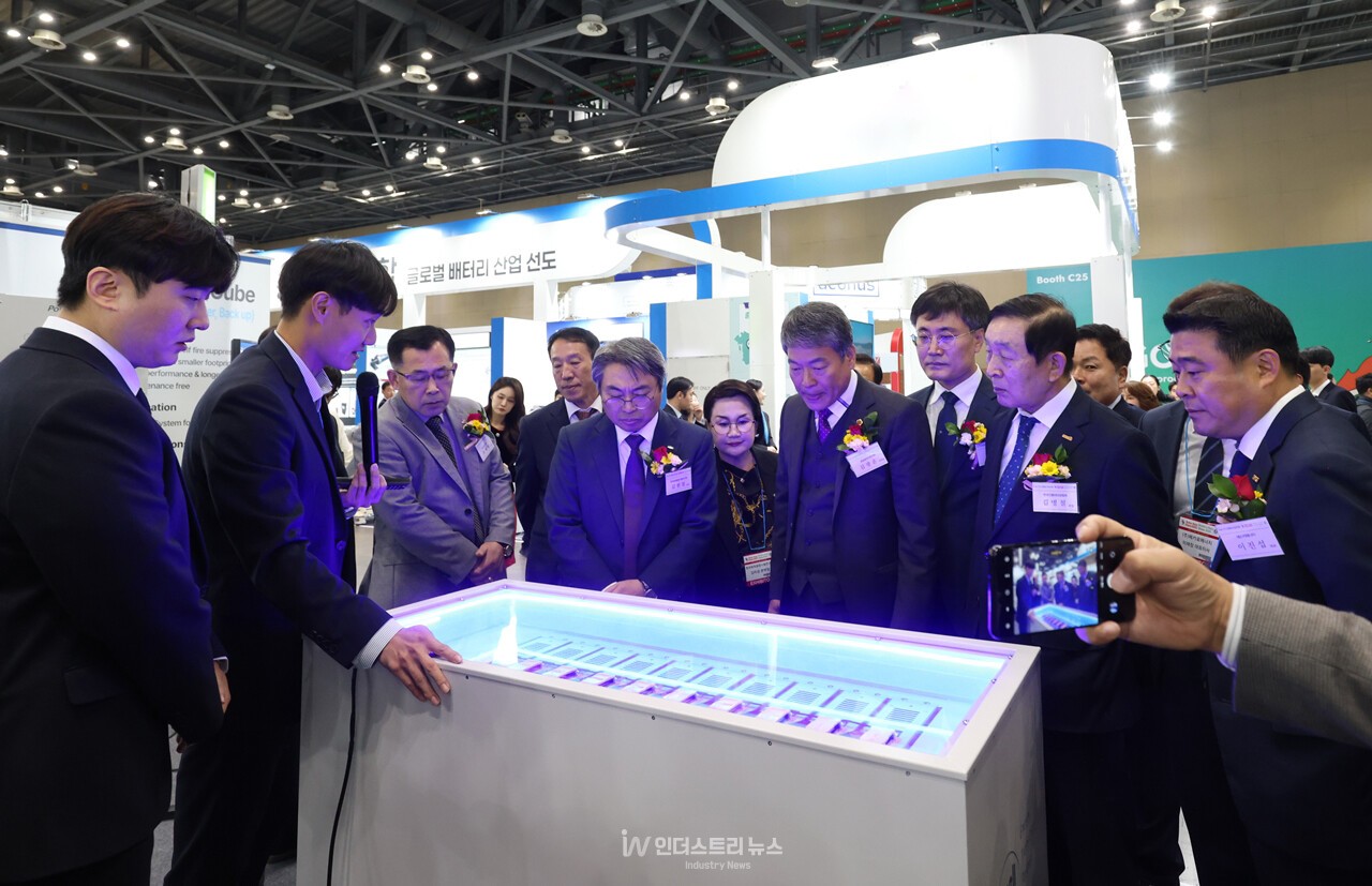 인셀은 11월 5일부터 7일까지 개최되는 '솔라아시아 및 배터리아시아 쇼 2025'에 참가해 액침냉각 방식 ESS를 선보여 높은 관심을 이끌어냈다. [사진=인더스트리뉴스]&nbsp;