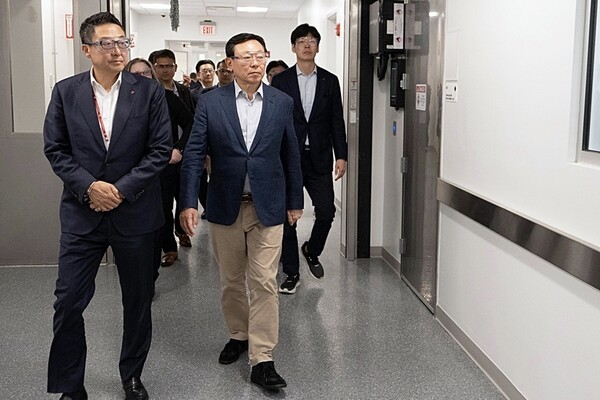 신동빈 롯데 회장(왼쪽 두 번째)과 신유열 롯데바이오로직스 글로벌전략실장(맨 오른쪽)이 지난 5일 미국 롯데바이오로직스 시러큐스 바이오 캠퍼스를 찾아 ADC 생산시설을 보고 있다./사진=롯데