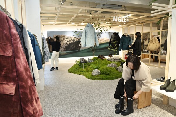 롯데홈쇼핑이 서울 용산구 한남동 패션거리에 오픈한 프랑스 아웃도어 브랜드 에이글 팝업스토어 내부./사진=롯데홈쇼핑