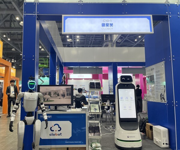 클로봇은 이번 전시를 통해 관람객이 로봇과 감정 교류를 하는 경험을 제공한다.<br>