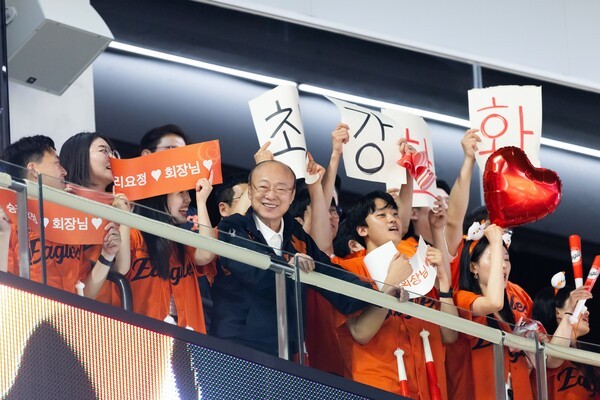 김승연 한화그룹 회장이 임직원과 함께 한화 이글스 경기를 응원하는 모습. /사진=한화그룹