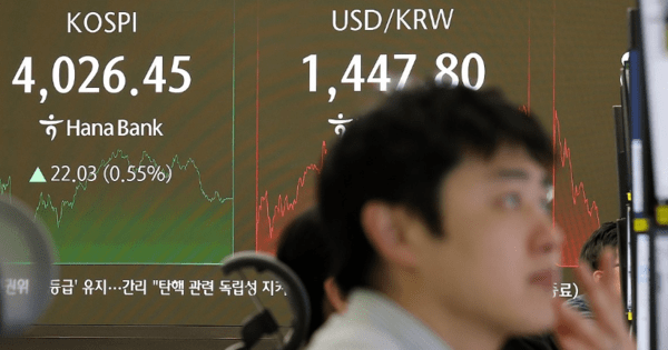 6일 서울 중구 하나은행 본점 딜링룸에서 딜러가 업무를 보고 있다 / 사진= 연합뉴스<br>