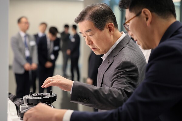 김윤 삼양홀딩스 회장(오른쪽 2번째)이 5일 경기도 성남시 판교 삼양 디스커버리센터에서 열린 ‘삼양 이노베이션 R&D 페어 2025’에서 전시 과제를 살펴보고 있다. /사진=삼양그룹