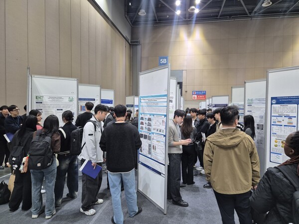 100여편에 달하는 포스터 발표는 학술대회기간 동안 ‘2025 솔라아시아 &amp; 배터리 아시아쇼’ 전시장 내 특별 부스에서 진행됐다. [사진=인더스트리뉴스]<br>