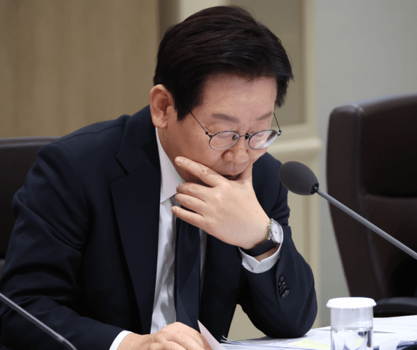 이재명 대통령이 회의에 앞서 자료를 살펴보고 있다 / 사진= 연합뉴스<br>