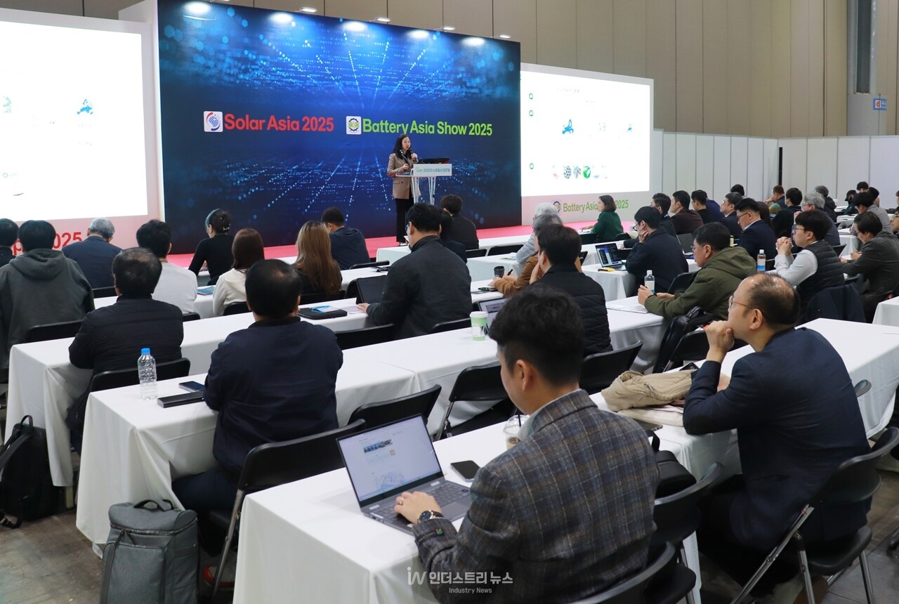 지난 6일 고양 킨텍스(KINTEX) 제1전시장에서 열린&nbsp;‘솔라아시아·배터리아시아 쇼 2025’의 부대행사로&nbsp;‘탄소중립산업포럼(Carbon Neutral Industry Forum)’ 2일차 강연이 진행됐다. [사진=인더스트리뉴스]<br>