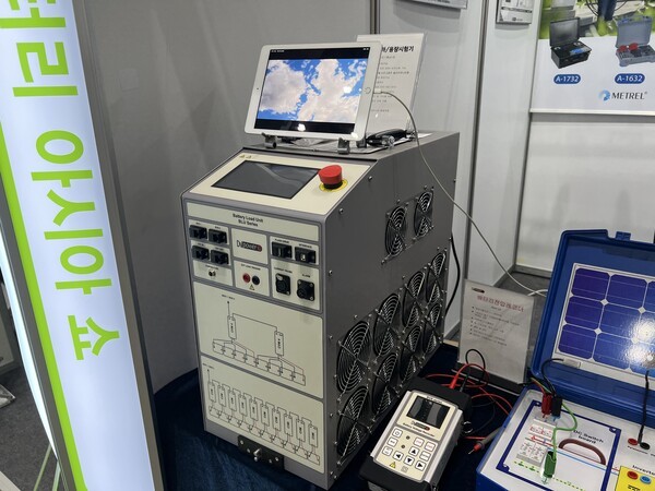 우리종합계측기가 이번 전시에서 선보인&nbsp;고정밀 배터리 부하/용량 시험기 [사진=인더스트리뉴스]