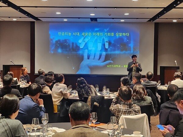 지난 4일 서울 장충동 신라호텔에서 열린 '2025년 하반기 우리W세미나’에서 정재승 KAIST 뇌인지과학과 교수가 ‘인공지능 시대, 미래의 기회를 성찰하다’ 라는 주제로 강연하고 있다/ 사진 = 우리은행<br>