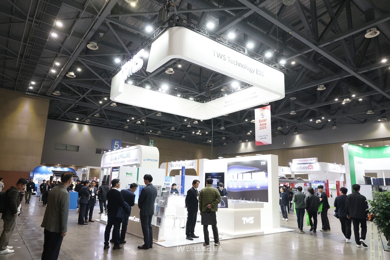 지난 5일&nbsp;고양시 킨텍스(KINTEX) 제1전시장에서 개막한 ‘솔라아시아 및 배터리아시아 쇼 2025’가 7일 사흘간의 대장정을 마무리했다. [사진=인더스트리뉴스]