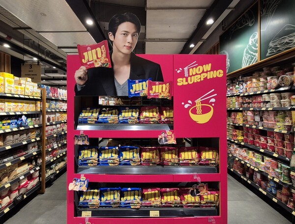 오뚜기 할랄 진라면 인도네시아 현지 대형마트 내 전용 매대 모습./사진=오뚜기