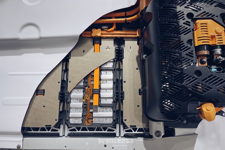 2025년 1~9월 기준 중국을 제외한 글로벌 전기차용 배터리 총 사용량은 338.9GWh, 전년 대비 29.7% 증가했다.&nbsp;&nbsp;[자료=SNE리서치, 인더스트리뉴스 재가공]<br>