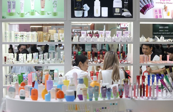 지난 8월 2일 서울 강남구 코엑스에서 열린 인터참코리아를 찾은 외국인들이 참가 부스의 화장품들을 살펴보고 있다. /사진=연합뉴스