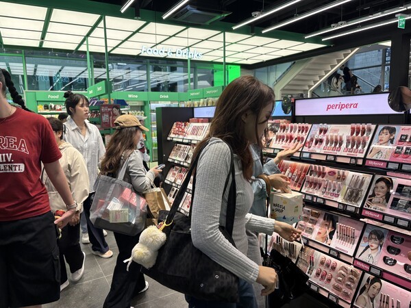 서울 마포구 홍익대 앞 올리브영 매장에서 고객들이 화장품을 둘러보고 있다. /사진=연합뉴스