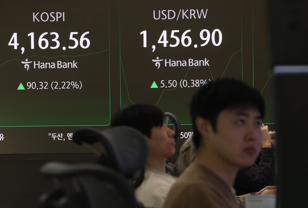 11일 중구 하나은행 본점 딜링룸 전광판에 실시간 코스피가 표시돼 있다. / 사진 = 연합뉴스&nbsp;<br>