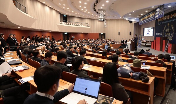 조직위원장으로 올해 행사를 총괄한 안종배 국제미래학회 회장이 인사말을 하고 있다./사진=대한민국 인공지능혁신대상위원회<br>