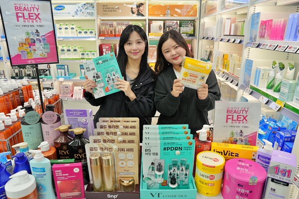 서울시 송파구 롯데마트 제타플렉스 잠실점에서 회사 관계자들이 '뷰티플렉스' 행사를 홍보하고 있다./사진=롯데마트