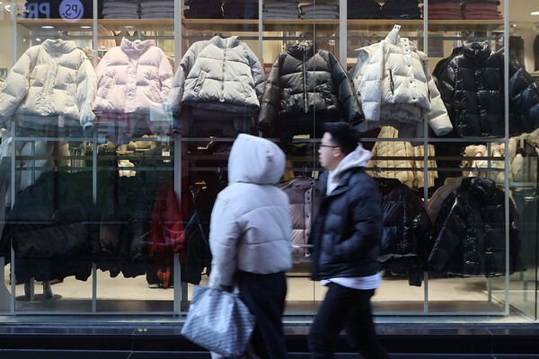 서울 명동거리의 의류매장에서 시민들이 겨울의류를 살펴보고 있다./사진=연합뉴스
