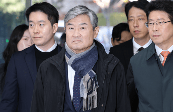 국가정보원법 위반, 직무유기, 위증 등의 혐의를 받는 조태용 전 국가정보원장이 지난 11일 구속 전 피의자 심문(영장실질심사)을 받기 위해 서울 서초구 서울중앙지방법원에 들어서고 있다 / 사진= 연합뉴스<br>