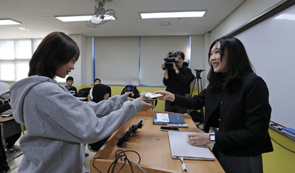 2026학년도 대학수학능력시험이 하루 앞으로 다가왔다. 수험생 55만여명은 12일 예비 소집에 참석해 수험표를 수령하고 시험 유의 사항 등 각종 안내 사항을 전달받았다 / 사진= 연합뉴스<br>