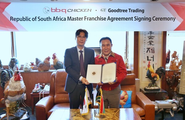 BBQ가 남아프리카공화국과 마스터프랜차이즈 계약을 체결하는 등 북미와 중남미를 넘어 본격적인 아프리카 시장으로의 확장을 꾀하고 있다. 윤홍근 BBQ 회장(오른쪽)이 이동일 Good Tree South Africa 대표와 MF 계약후 기념사진을 촬영하고 있다./사진=BBQ <br>