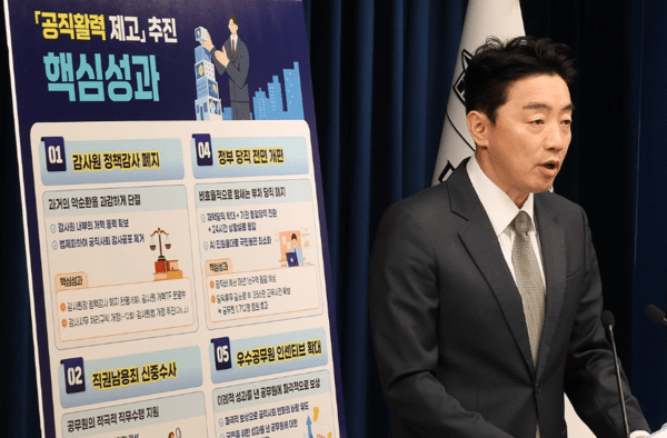 강훈식 대통령비서실장이 12일 서울 용산 대통령실 기자회견장에서 공직 활력 제고 추진 성과 및 공직 역량 강화 향후 계획 브리핑을 하고 있다 / 사진= 연합뉴스<br>