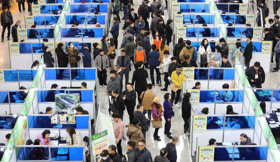 채용 상담에 여념이 없는 구직자들./사진=연합뉴스