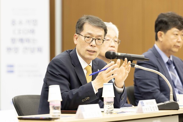 김성태 IBK기업은행장(왼쪽)이 12일 부산국제금융센터에서 열린 중소기업 현장 간담회에서 중소기업 대표들과 대화를 나누고 있다/ 사진 = IBK기업은행