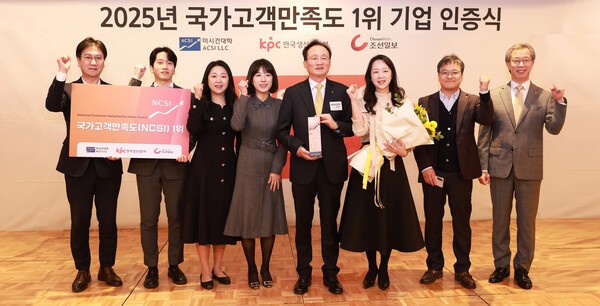 12일 서울 중구 롯데호텔서울에서 열린 국가고객만족도 시상식에서 이환주 KB국민은행장(왼쪽 5번째)과 임직원들과 포즈를 취하고 있다/ 사진 = KB국민은행<br>